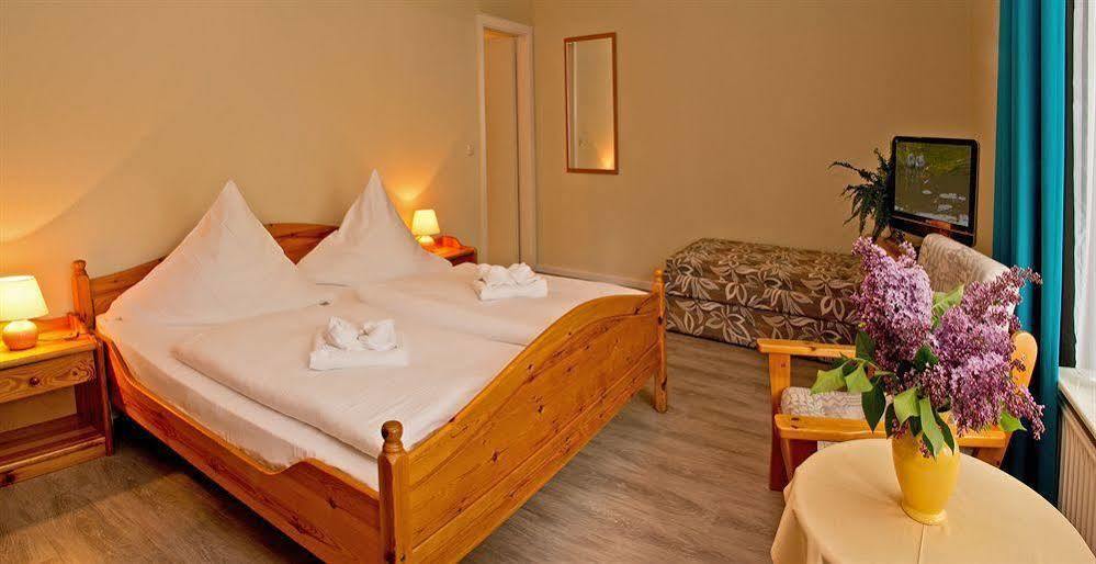 Hotel Pommerscher Hof Зиновиц Екстериор снимка
